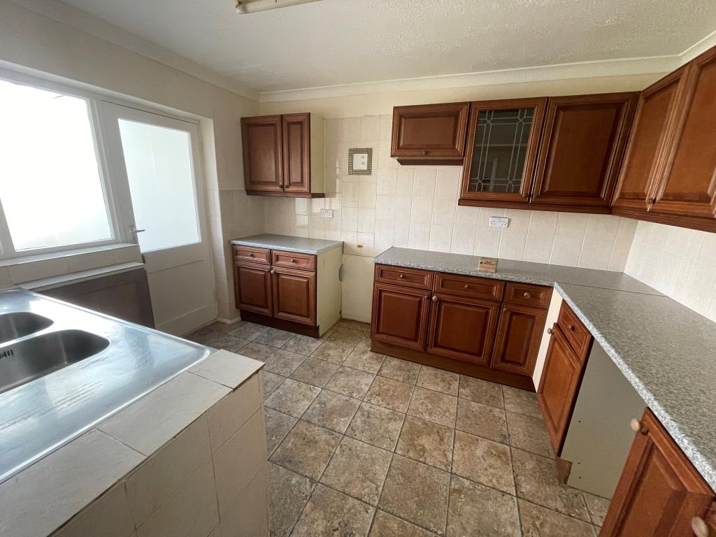 Lot: 10 - THREE-BEDROOM HOUSE - Kitchen with fitted units and access to conservatory